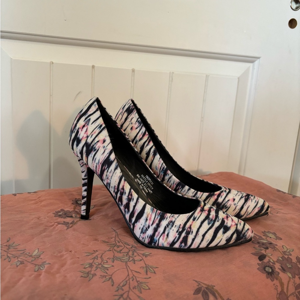 Nicole Miller Watercolor Heels Pumps material: fabric 3 inch heels. Size 7